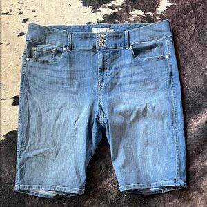 Torrid Jegging Bermuda Light Wash Shorts
Plus Size 24